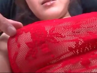 Rui natsukawa i röd underkläder begagnade av tre striplings
