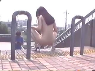 Giapponese nudo giovane donna a passeggio in pubblico