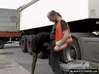 Fekete harlot lovaglás tovább ripened teherautó gépkocsivezető kívül