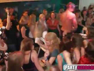 Magnificent niñas chupar masculino strippers en la fiesta
