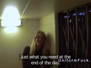 Politie ofițer fucks blonda în elevator