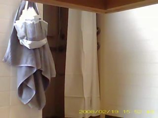 בלוש פרובוקטיבי 19 שנה ישן נערה showering ב מעונות חדר אמבטיה