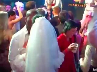 Fantastický horký na trot brides sát velký kohouty v veřejné