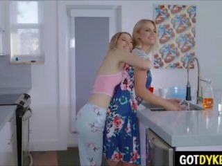 Lesbijskie seks klips z seksowne kocica sasiądka