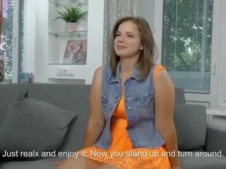 Sandra bulka. 18 y.o pievilcīgs reāls jaunavas meitene no krievija griba apstiprināt viņai virginity tiesības tagad! tuvplāns himēns šāviens!