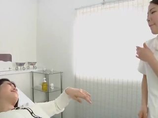 Japanilainen lesbo flirttaileva spitting hieronta klinikka tekstitetty
