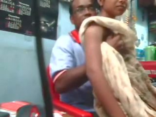 Indisch desi tiener geneukt door buurman oomje binnenin winkel