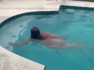 Excelente latina empregada la paisa cleans o piscina e é uma merda dick&excl; apanhada por vizinha